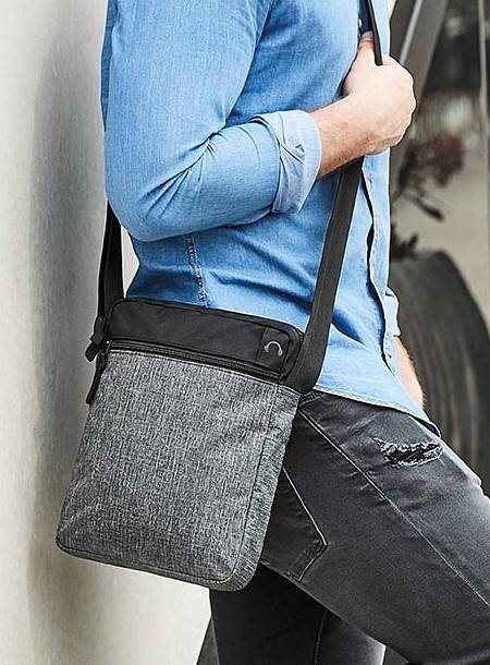 Mała torba na ramię z otworem na słuchawki