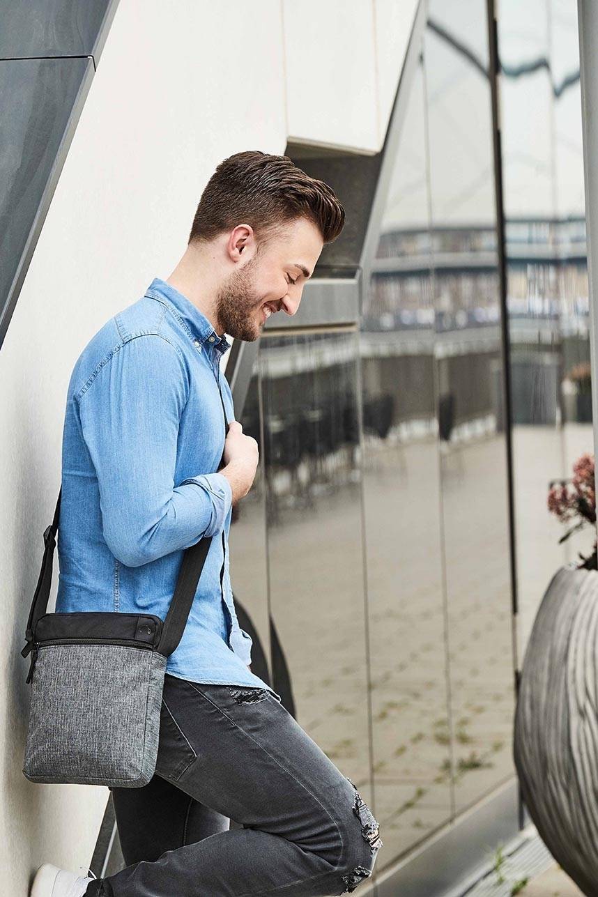 Mała torba na ramię z otworem na słuchawki