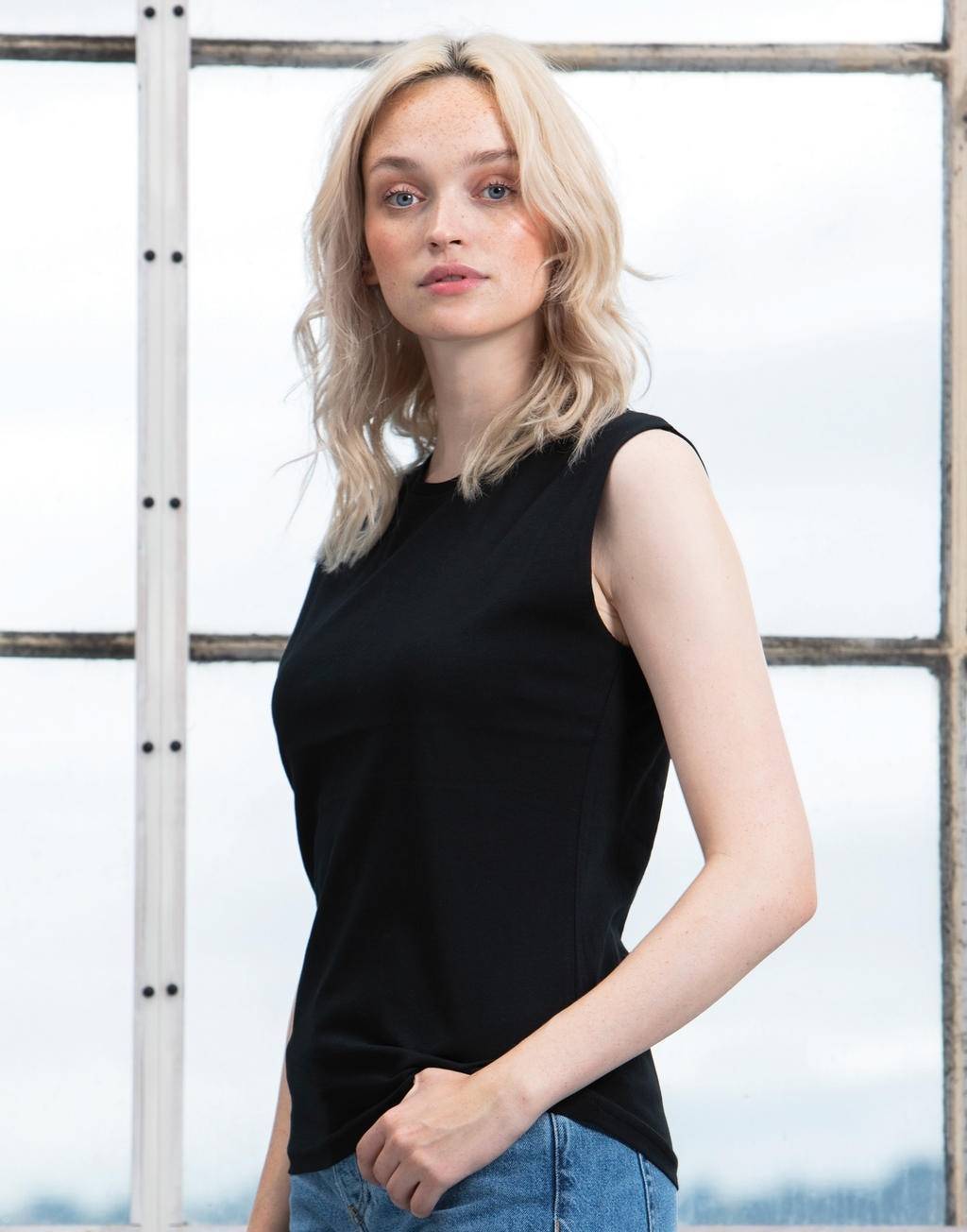 Markowa koszulka damska bez rękawów Tank T