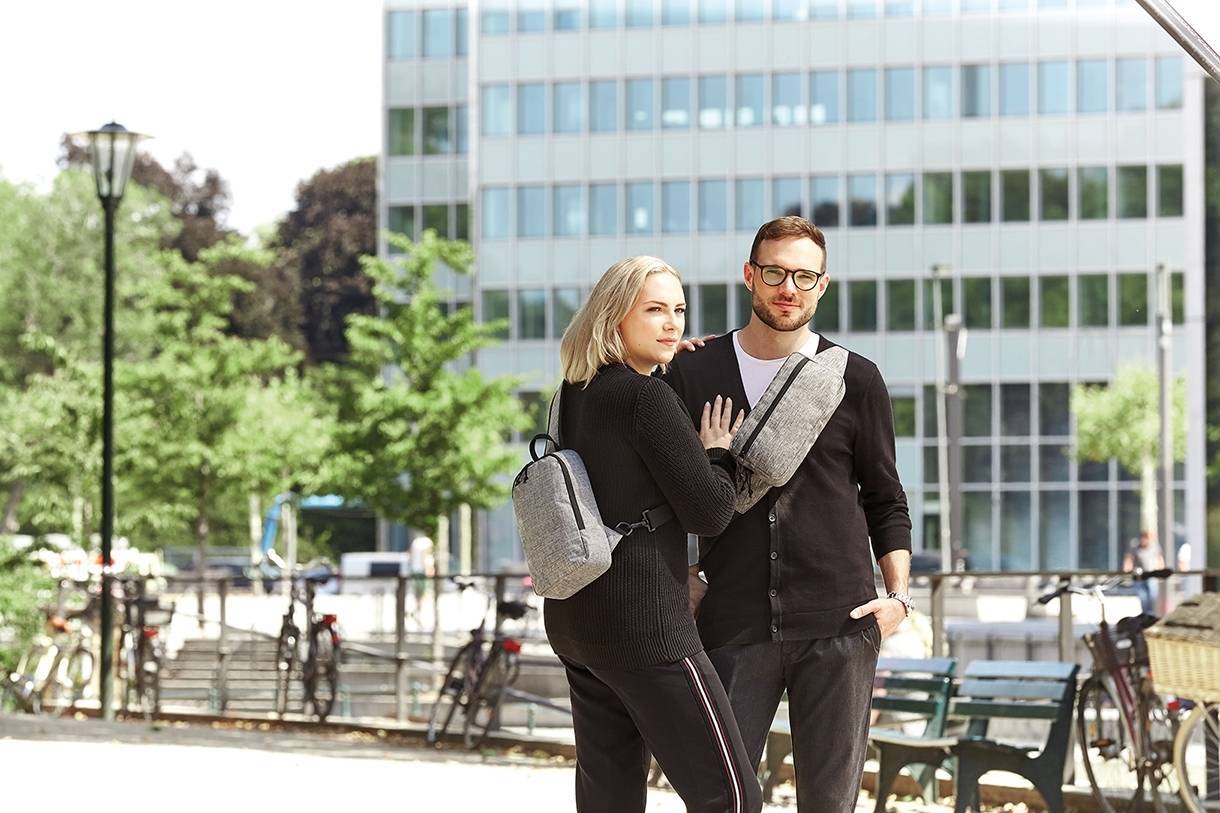 Miejski plecak z jedną szelką i tylną kieszenią na zamek