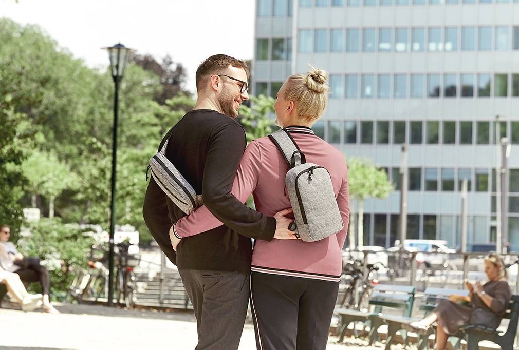 Miejski plecak z jedną szelką i tylną kieszenią na zamek