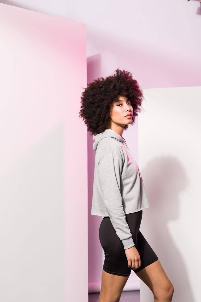 Modna bluza damska z kapturem SF o krótkim kroju i luźnym fasonie