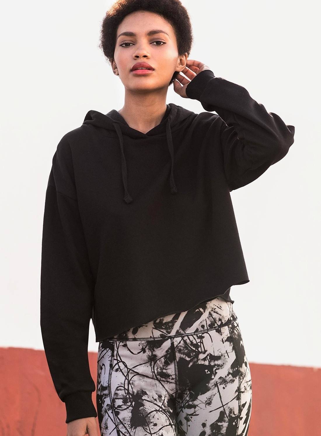 Modna bluza damska z kapturem SF o krótkim kroju i luźnym fasonie