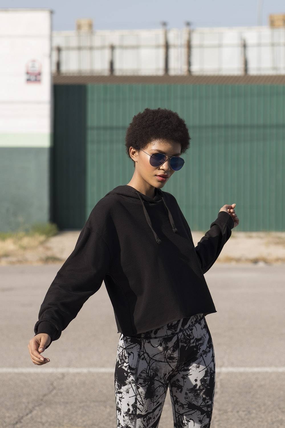 Modna bluza damska z kapturem SF o krótkim kroju i luźnym fasonie