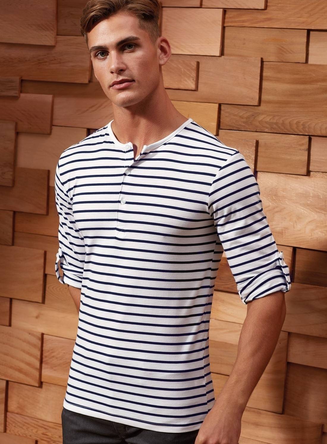 Modna bluzka męska z rolowanymi rękawami i listwą z guzikami