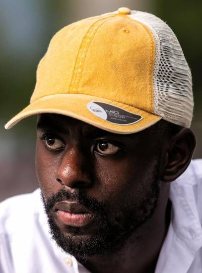 Modna czapka na lato z beżową siatką