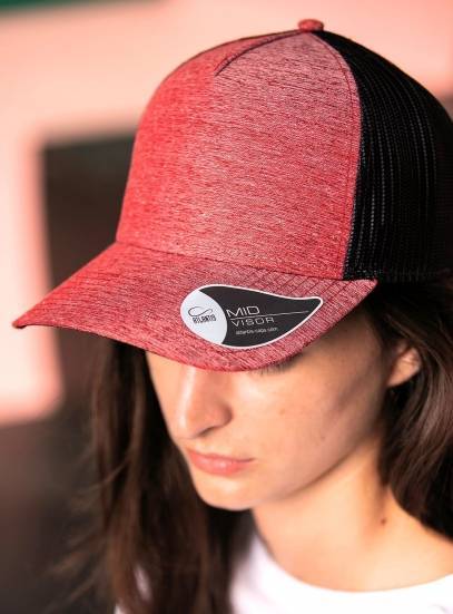 Modna czapka w kolorystyce melanżowej z siatką