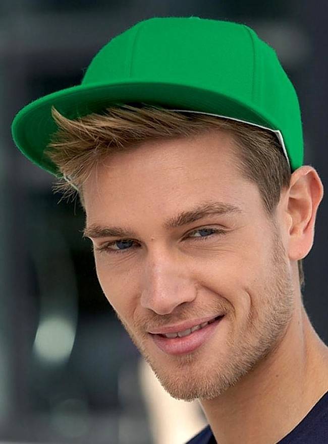 Modna czapka z płaskim daszkiem Flatpeak