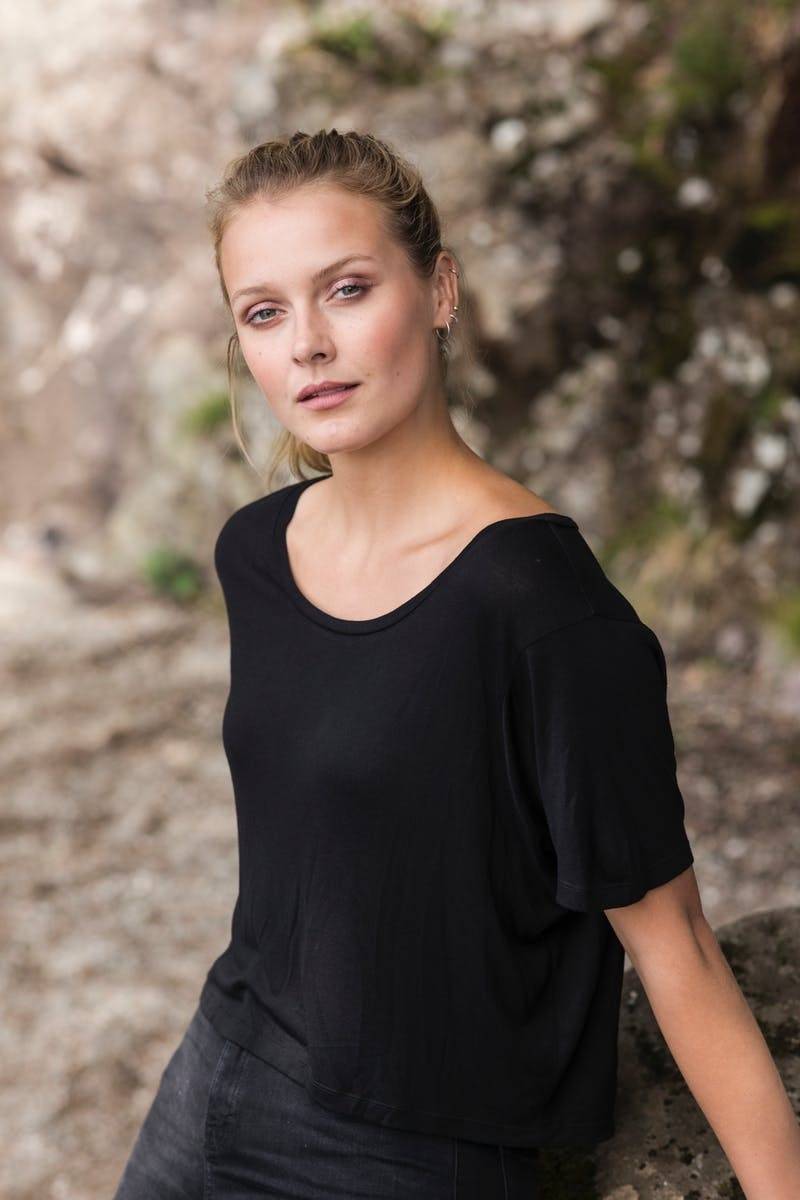 Modna ekologiczna koszulka damska z szerokim dołem