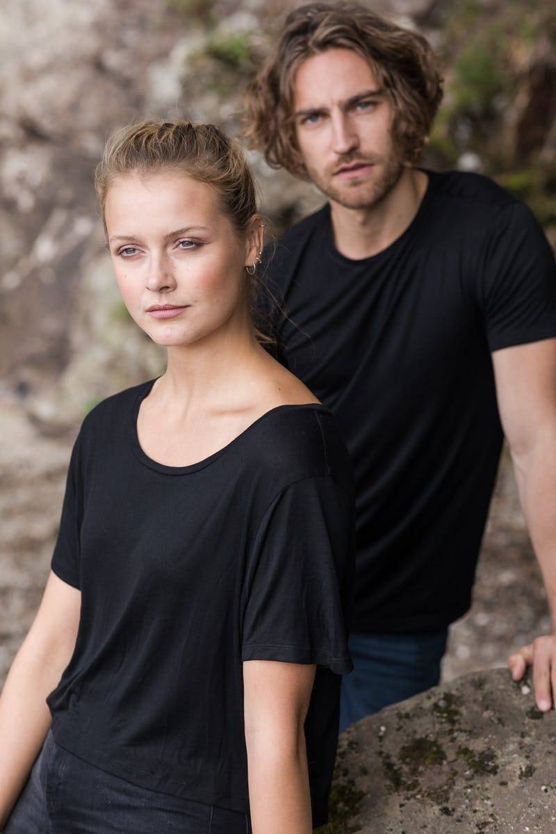 Modna ekologiczna koszulka damska z szerokim dołem