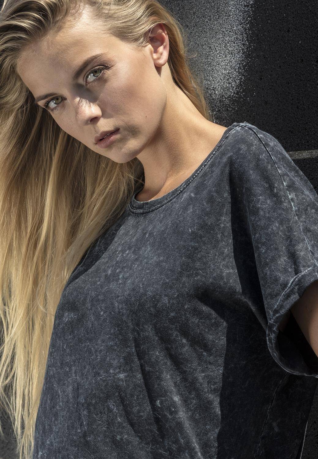 Modna koszulka damska z wywijanymi rękawkami