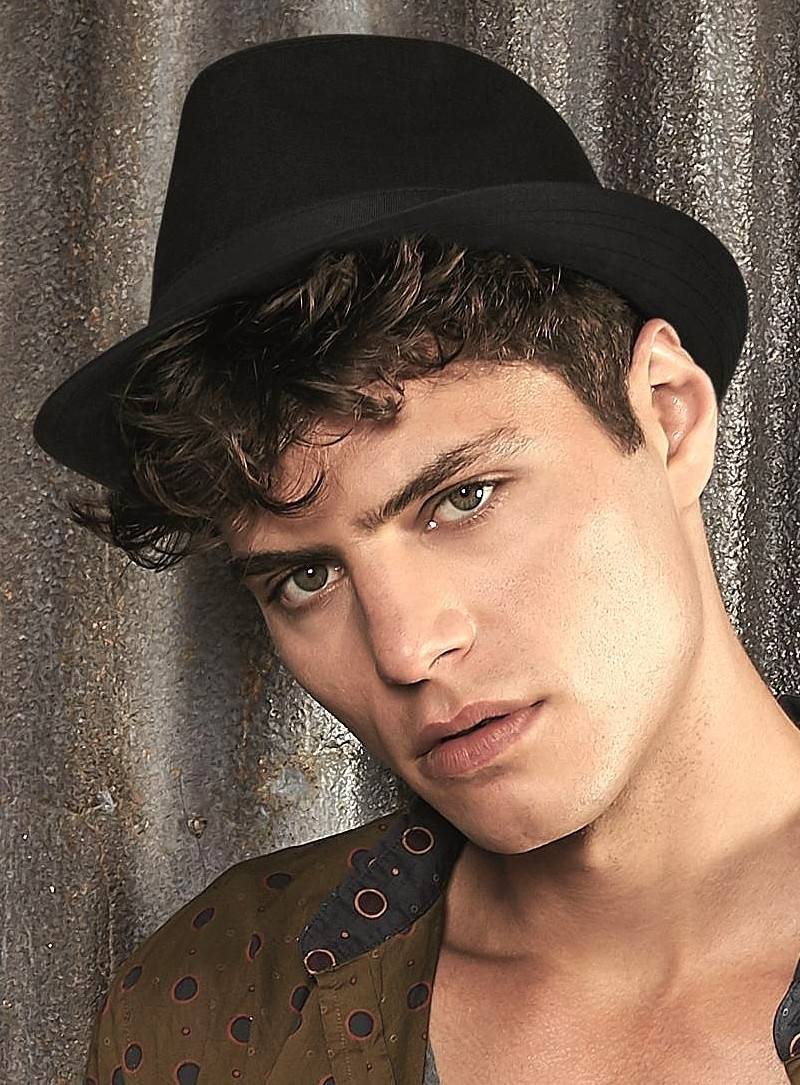 Modny kapelusz z kolekcji Fedora