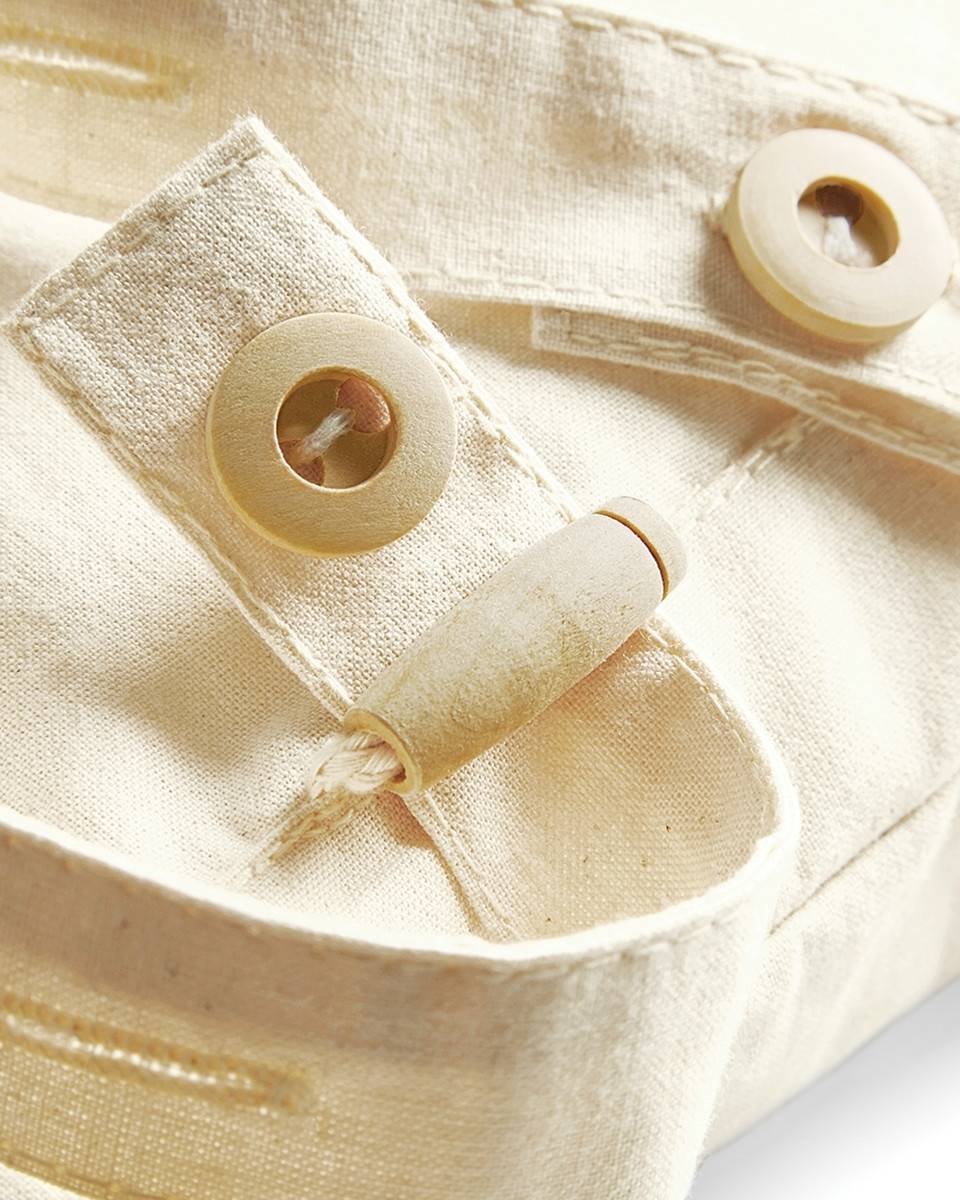 Modny plecak płócienny z drewnianymi guzikami