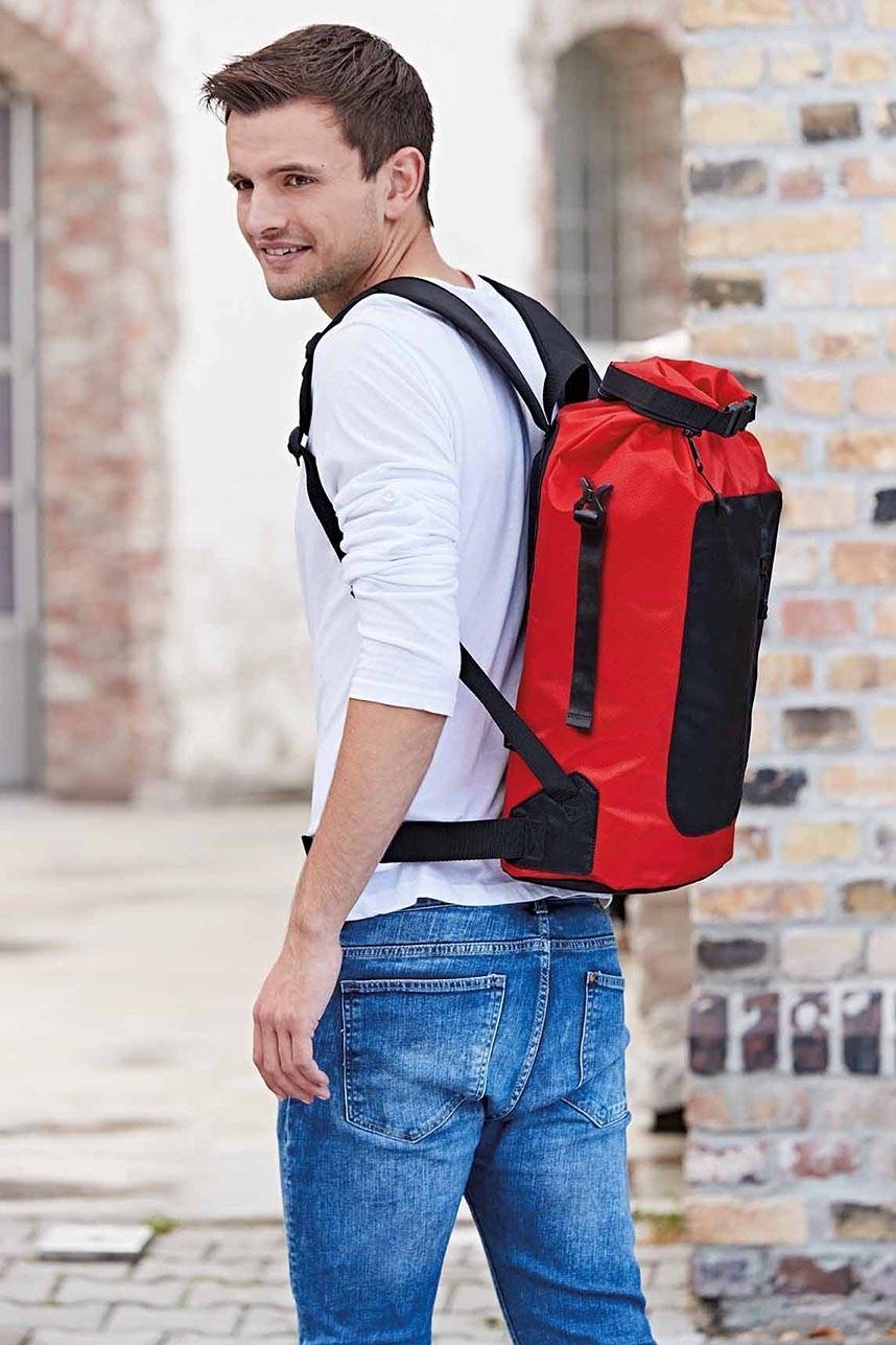 Modny plecak z regulowanym pasem piersiowym