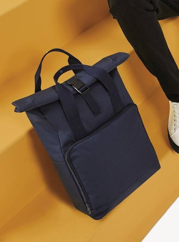 Modny plecak z rolowanym zamknięciem i uchwytami do noszenia