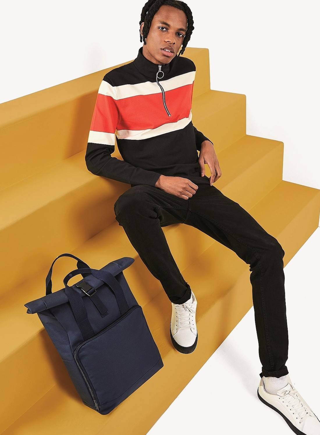 Modny plecak z rolowanym zamknięciem i uchwytami do noszenia