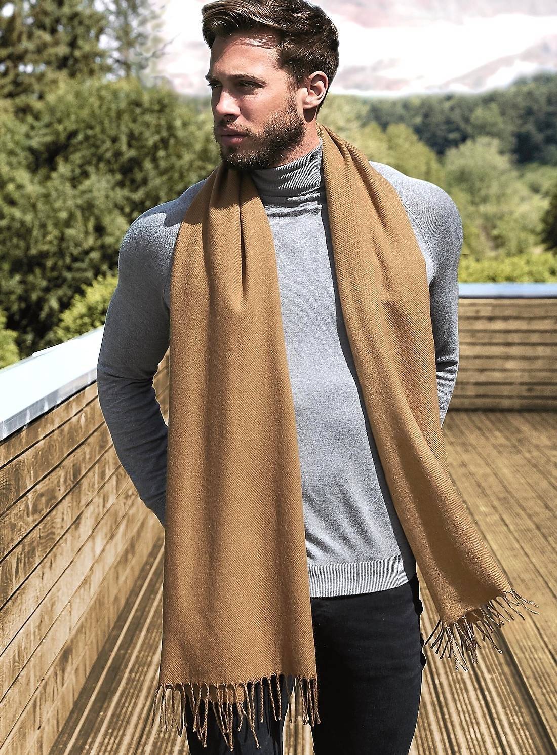 Modny szal z frędzlami na brzegach