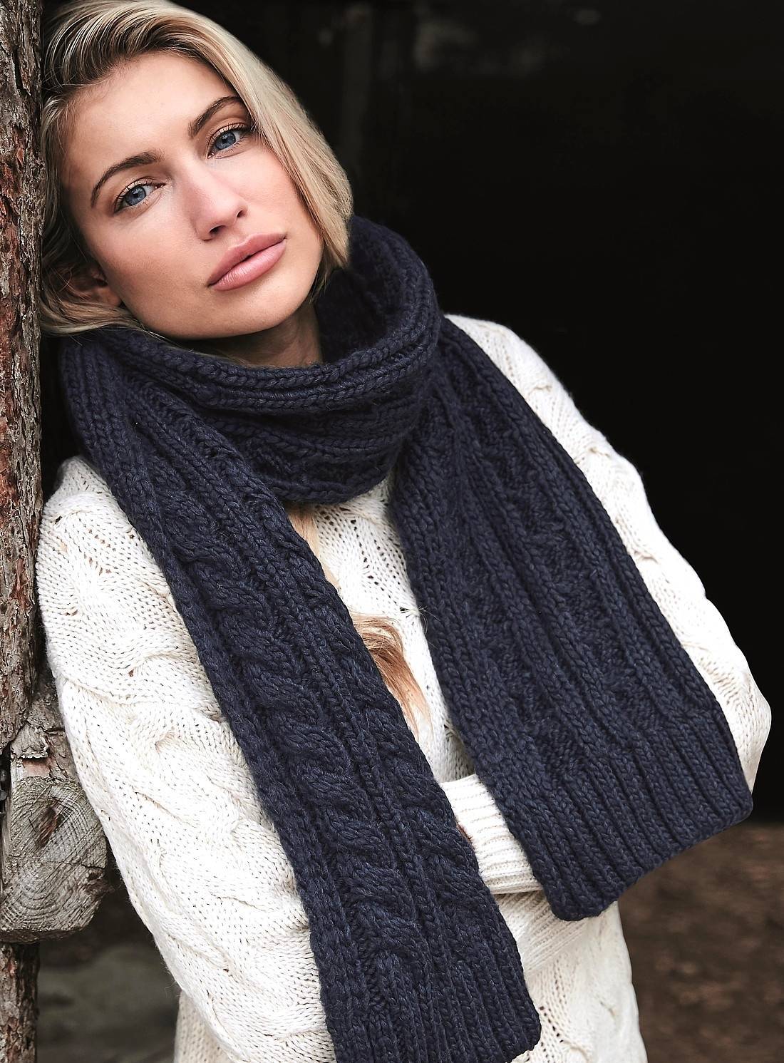 Modny szalik zimowy o warkoczowym splocie
