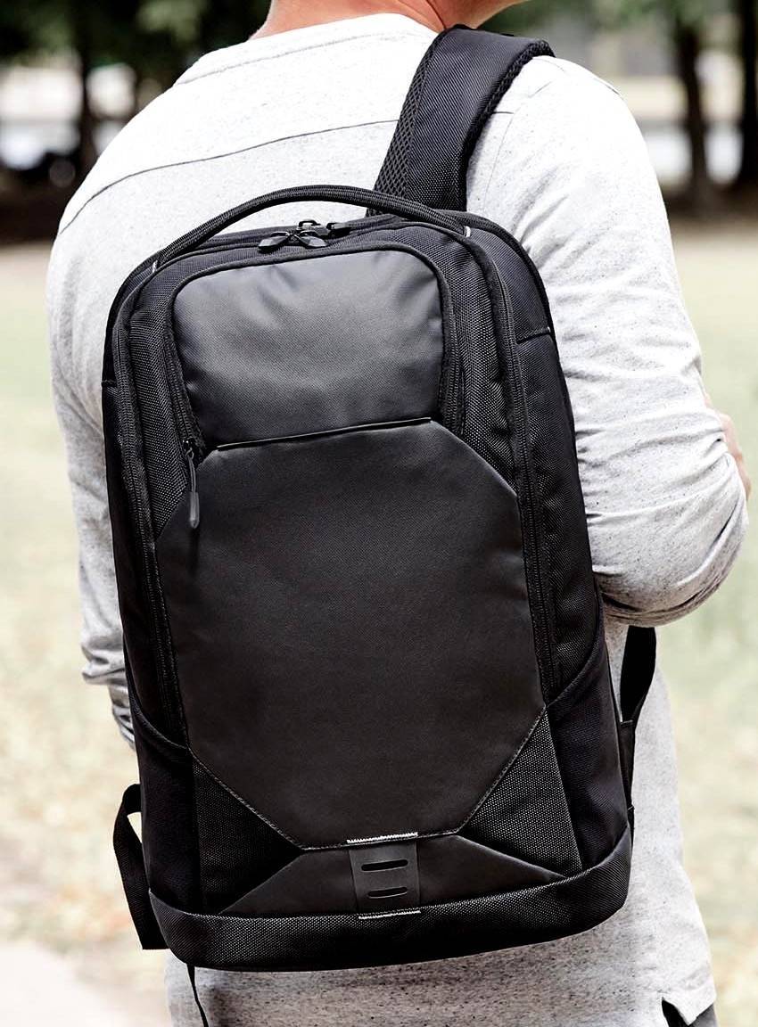 Nowoczesny plecak z komorą na laptopa i portem USB