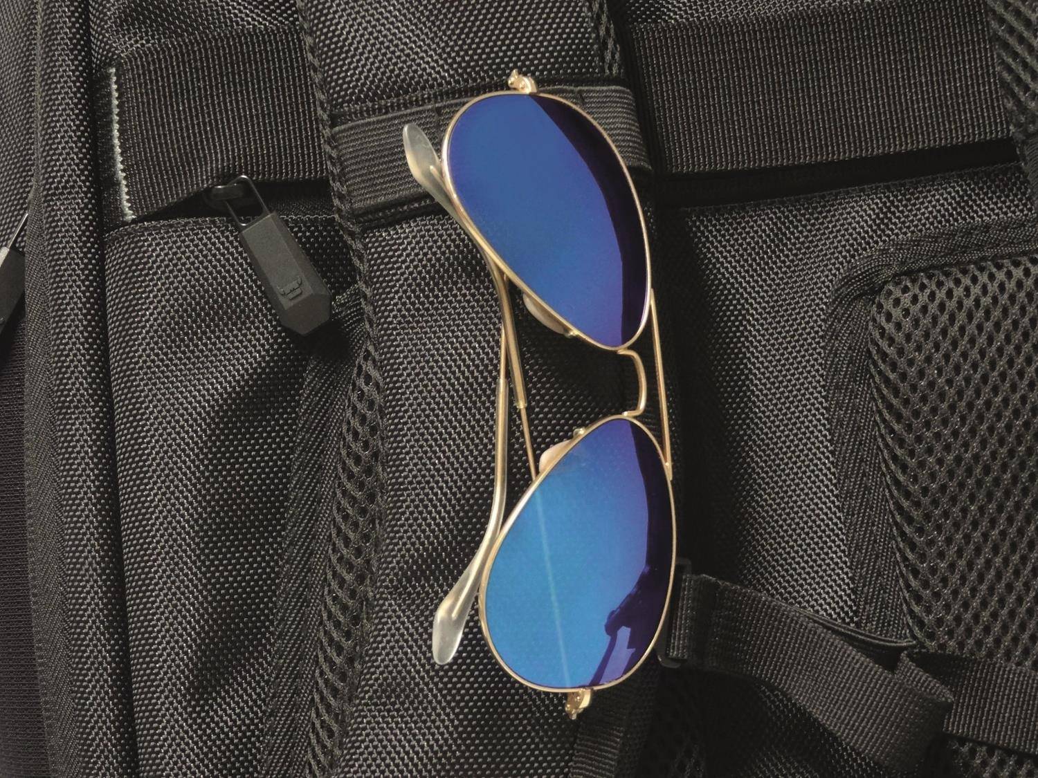 Nowoczesny plecak z komorą na laptopa i portem USB