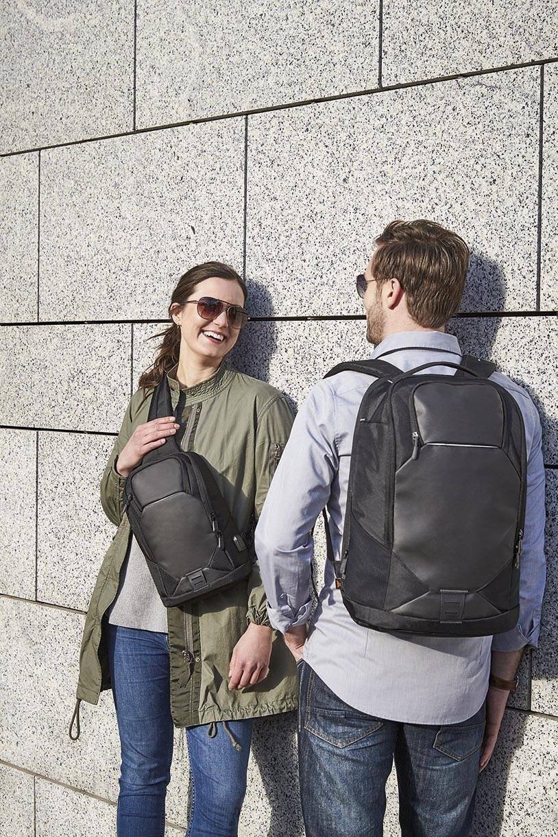 Nowoczesny plecak z komorą na laptopa i portem USB