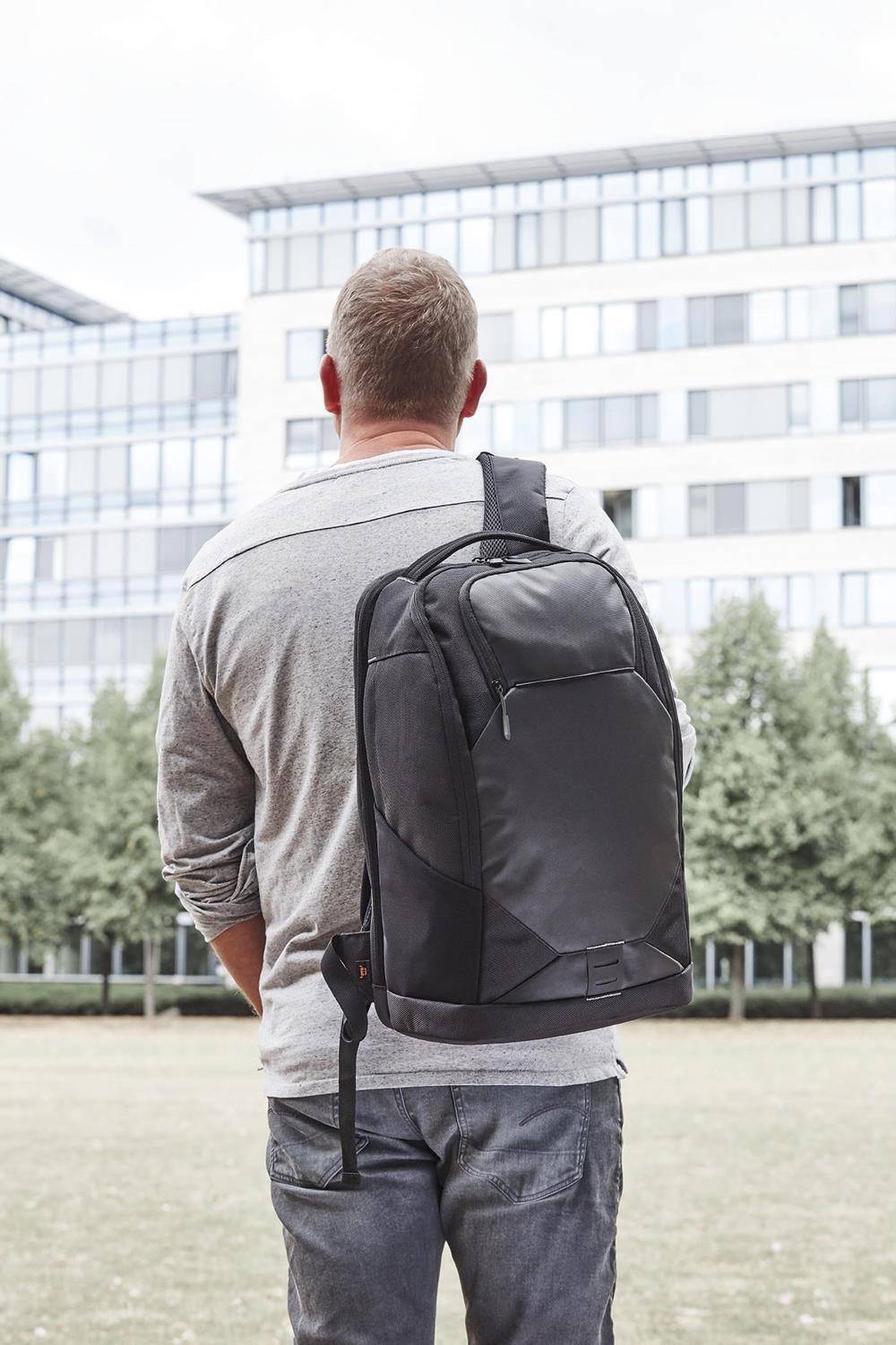 Nowoczesny plecak z komorą na laptopa i portem USB