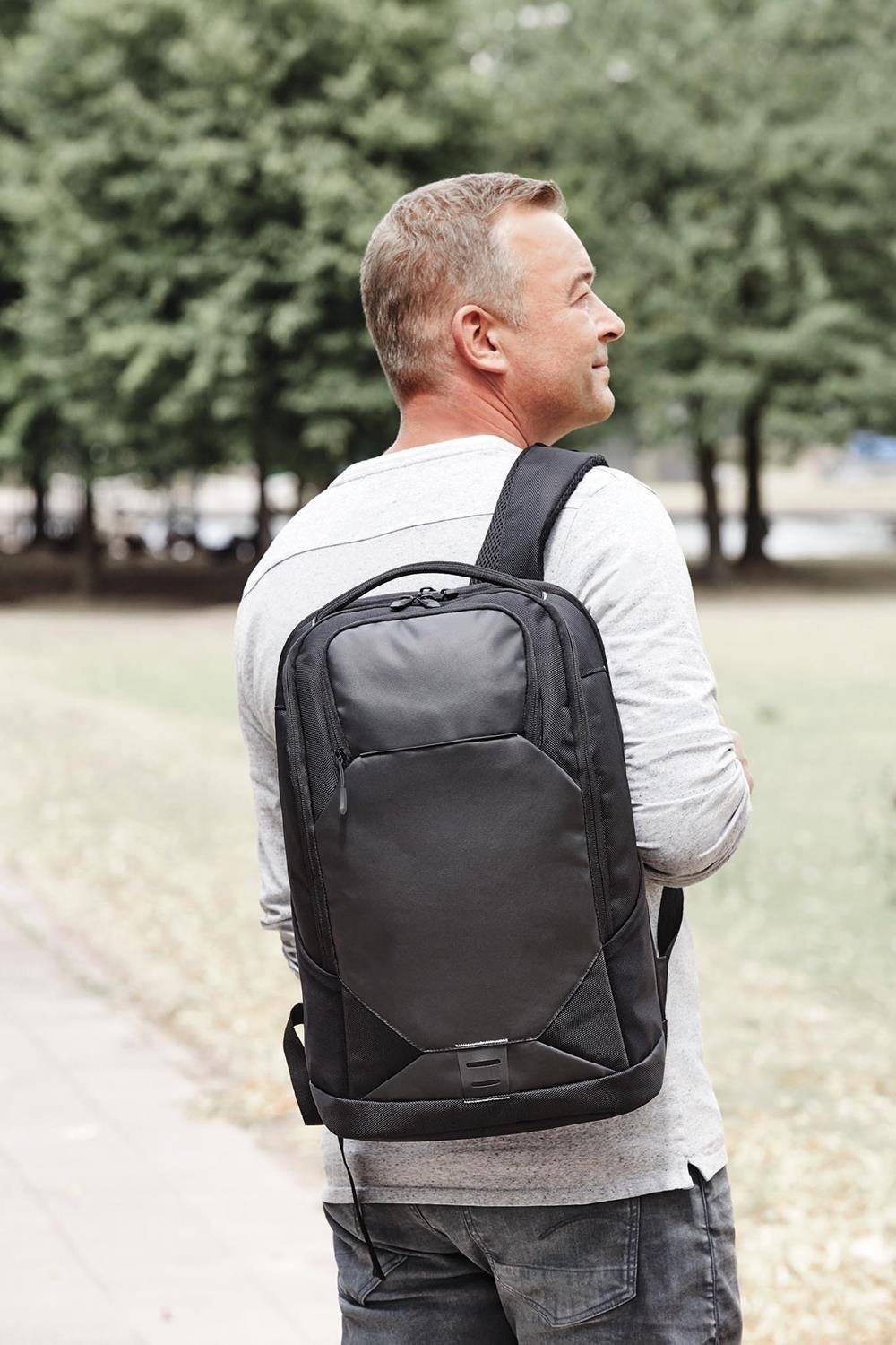 Nowoczesny plecak z komorą na laptopa i portem USB