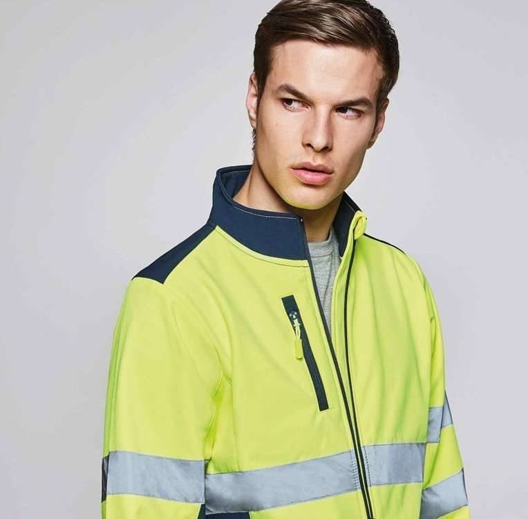 Odblaskowa kurtka softshell marki Roly z regulowanymi mankietami