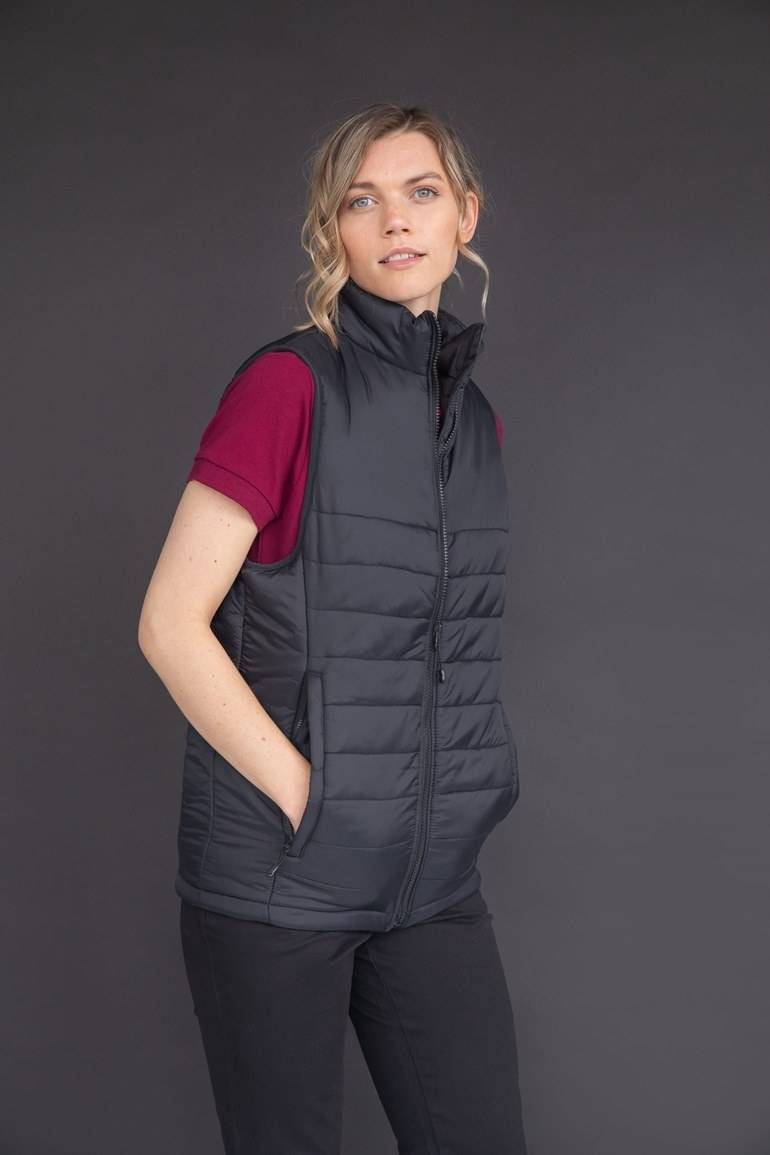 Pikowana kamizelka z gładką powierzchnią na piersi