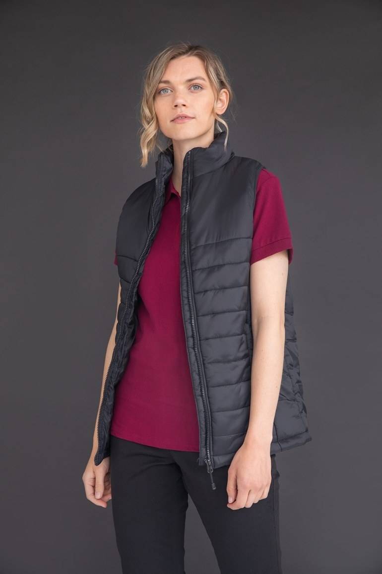 Pikowana kamizelka z gładką powierzchnią na piersi