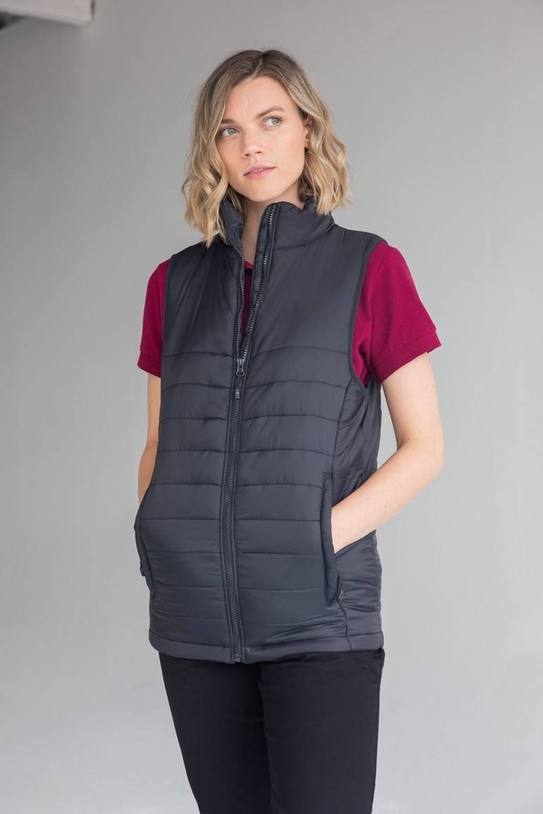 Pikowana kamizelka z gładką powierzchnią na piersi