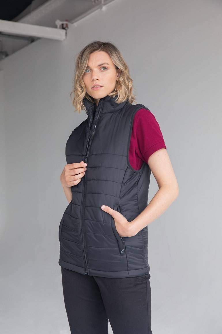 Pikowana kamizelka z gładką powierzchnią na piersi