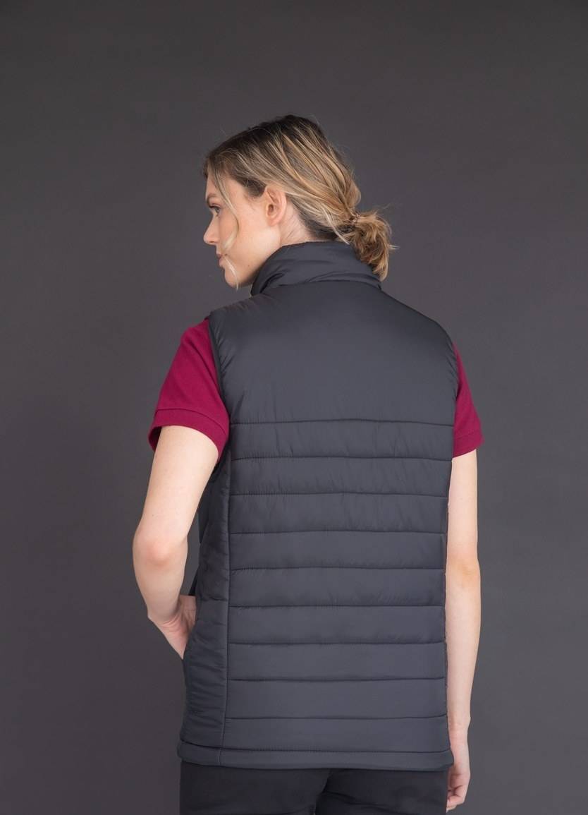 Pikowana kamizelka z gładką powierzchnią na piersi