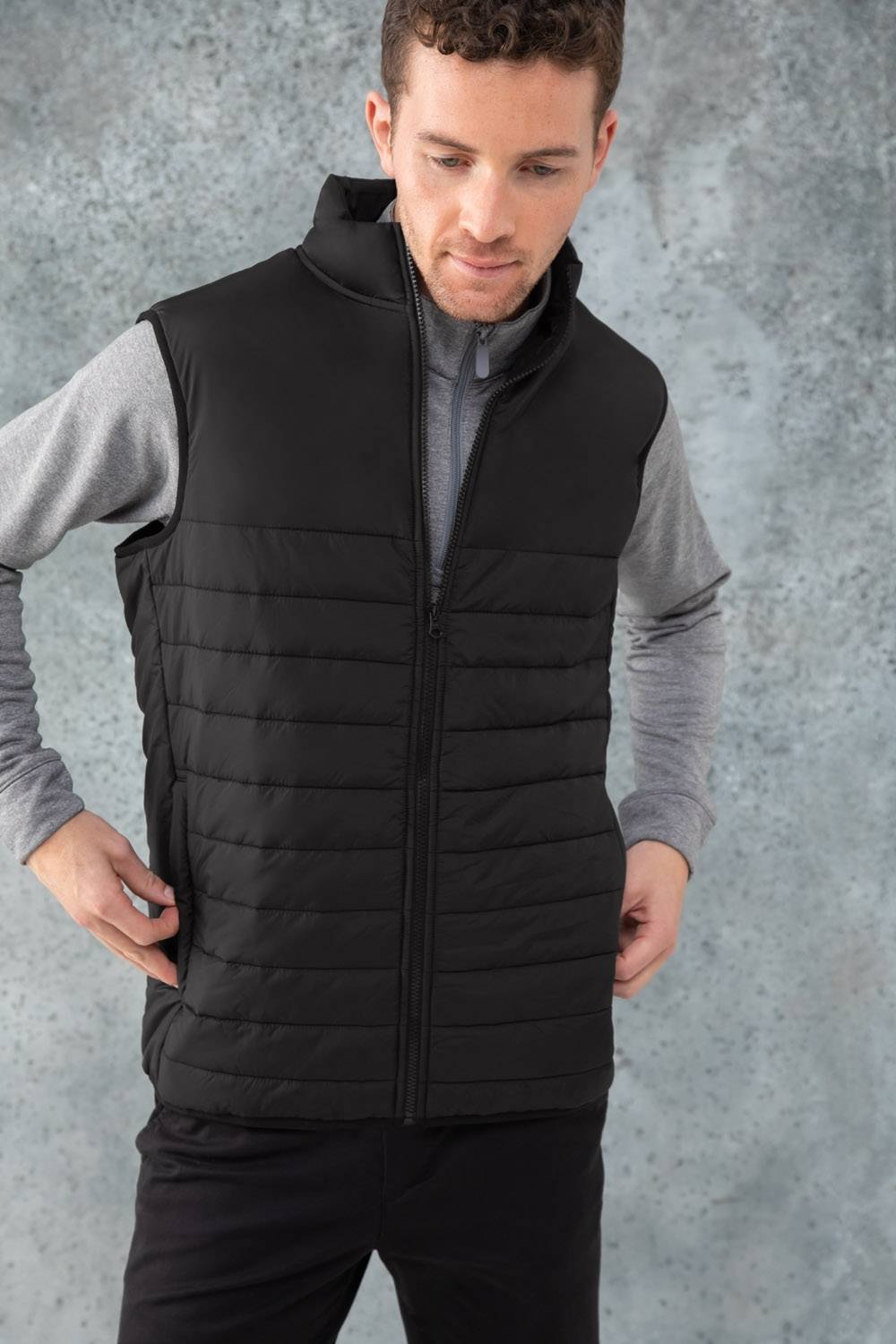 Pikowana kamizelka z gładką powierzchnią na piersi