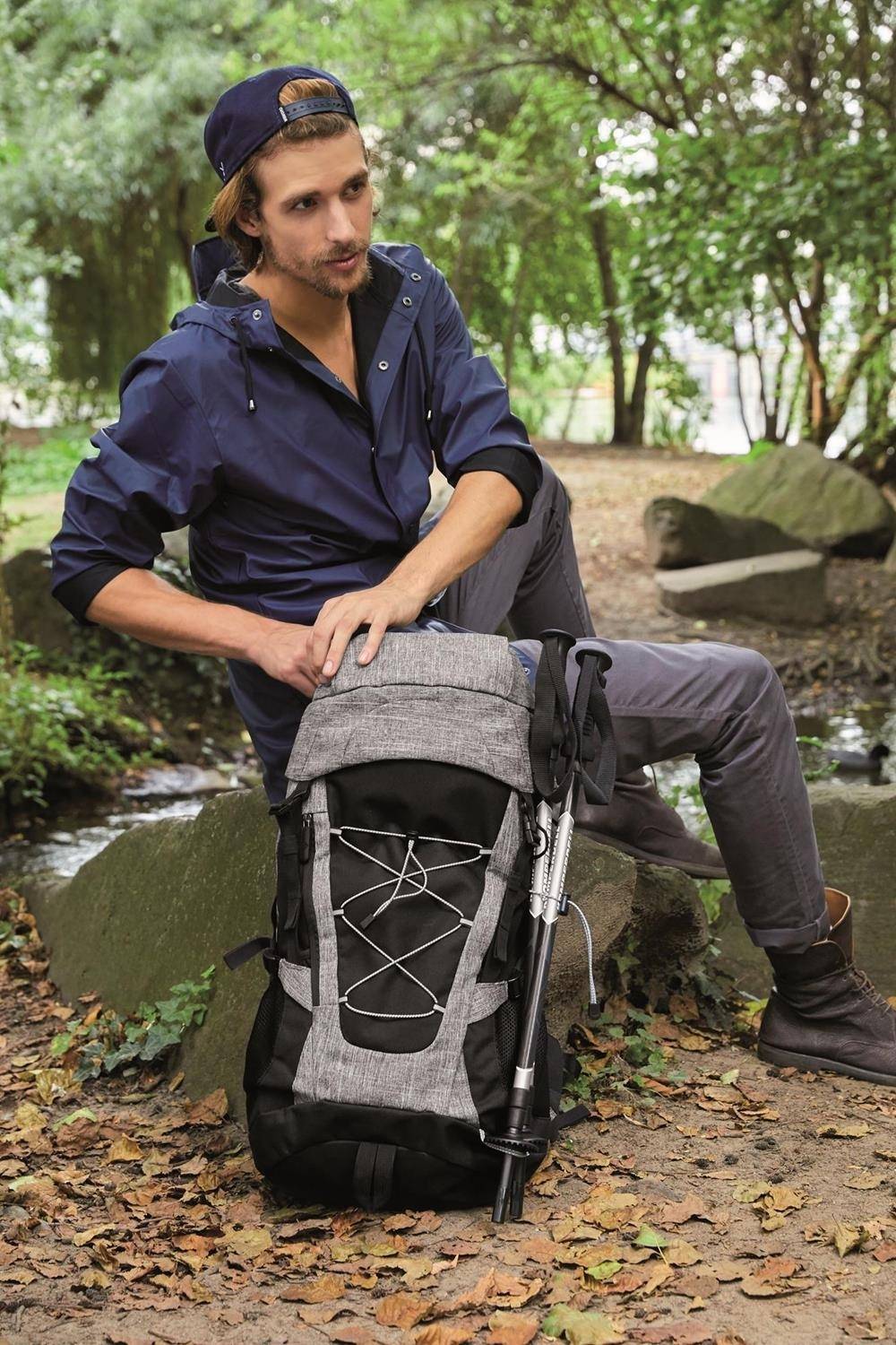 Plecak turystyczny z dużą komorą i pokrowcem przeciwdeszczowym