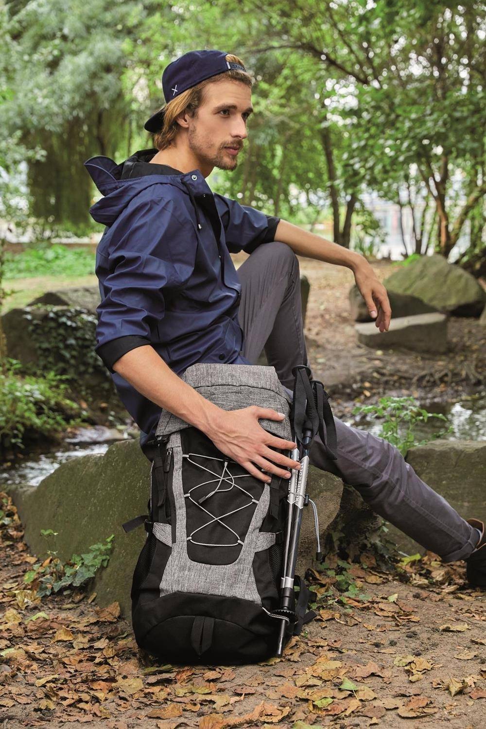 Plecak turystyczny z dużą komorą i pokrowcem przeciwdeszczowym