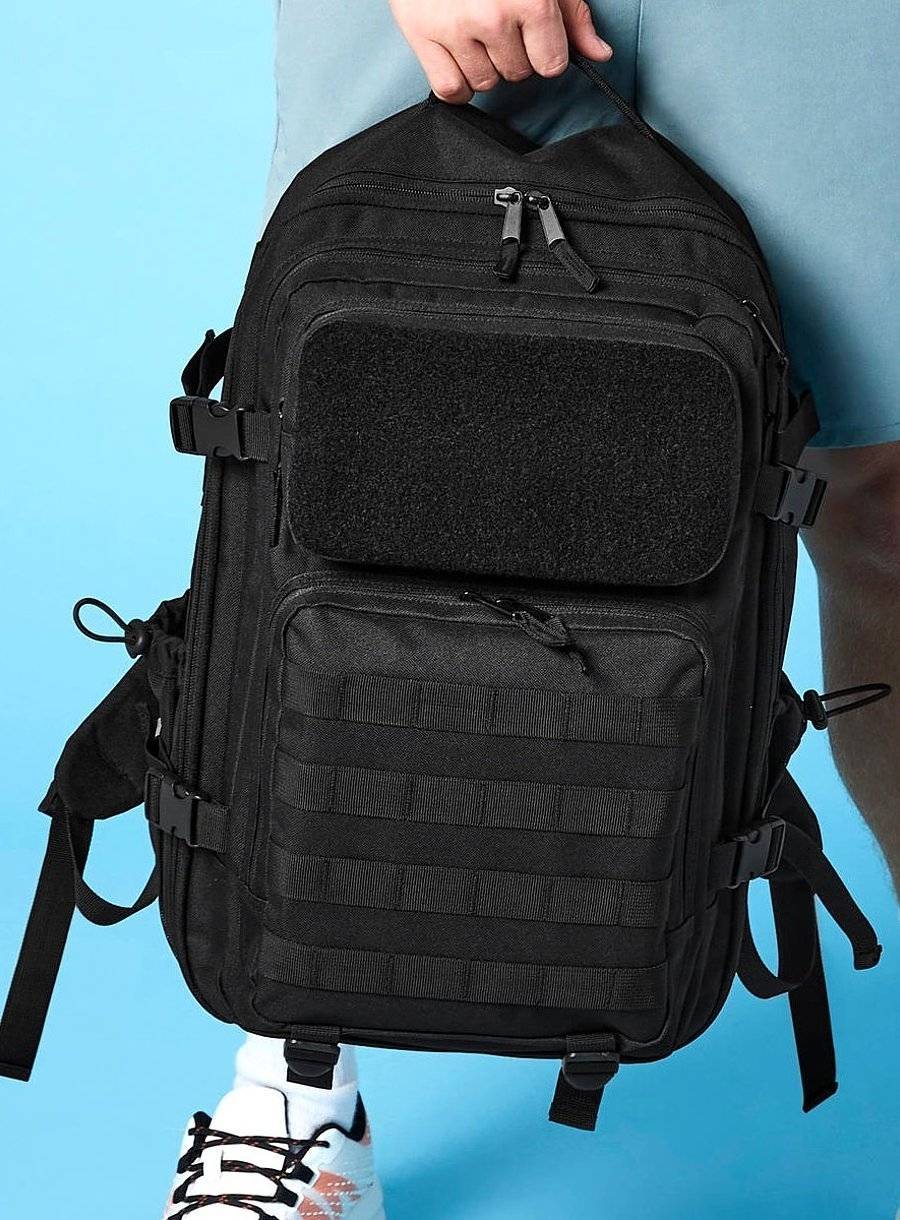 Plecak w stylu wojskowym o pojemności 35l z praktycznymi kieszeniami