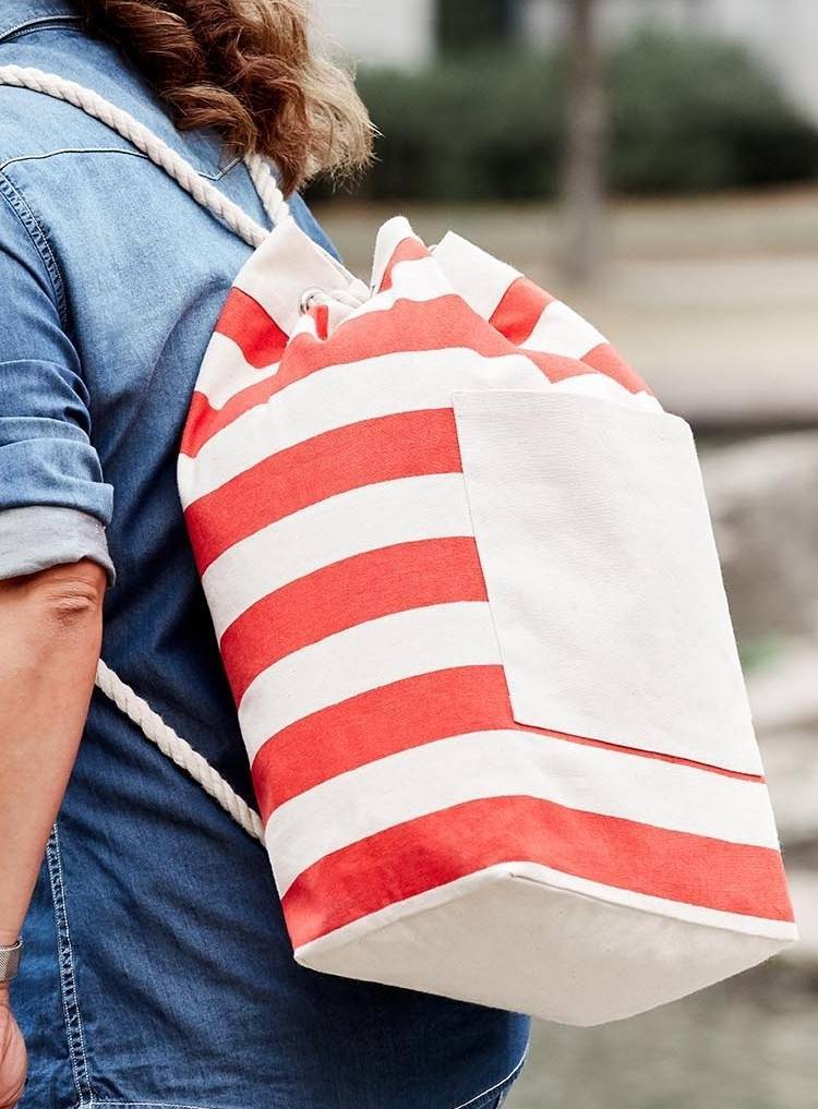 Plecak w stylu żeglarskim z kieszenią na rzep