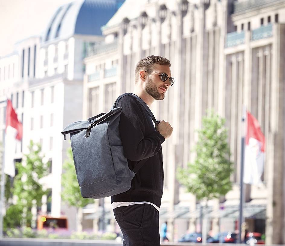 Plecak z bocznymi kieszeniami zamykany na złączkę