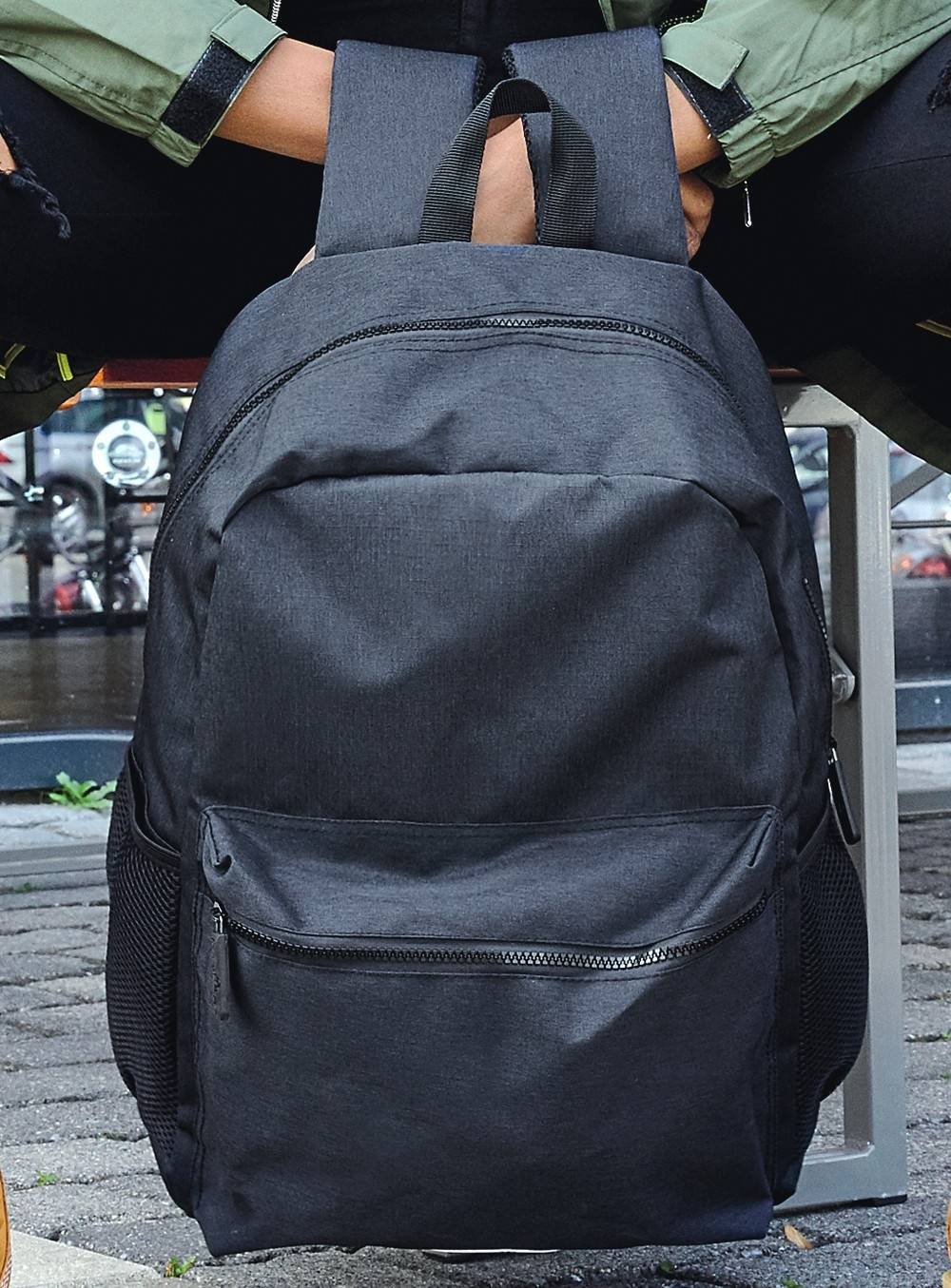 Plecak z bocznymi siatkowanymi kieszeniami z dodatkowym odblaskiem