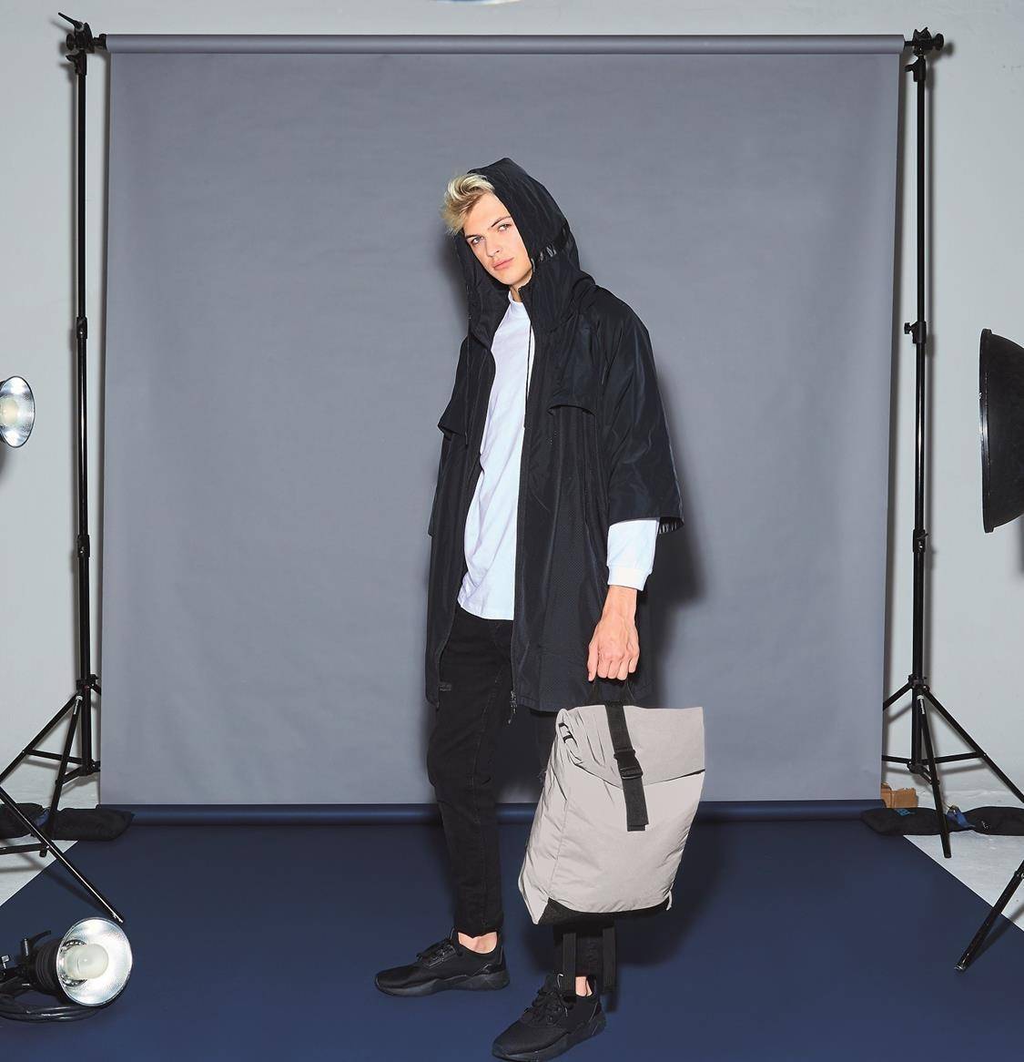 Plecak z efektem odblasku oraz z zawijanym zamknięciem