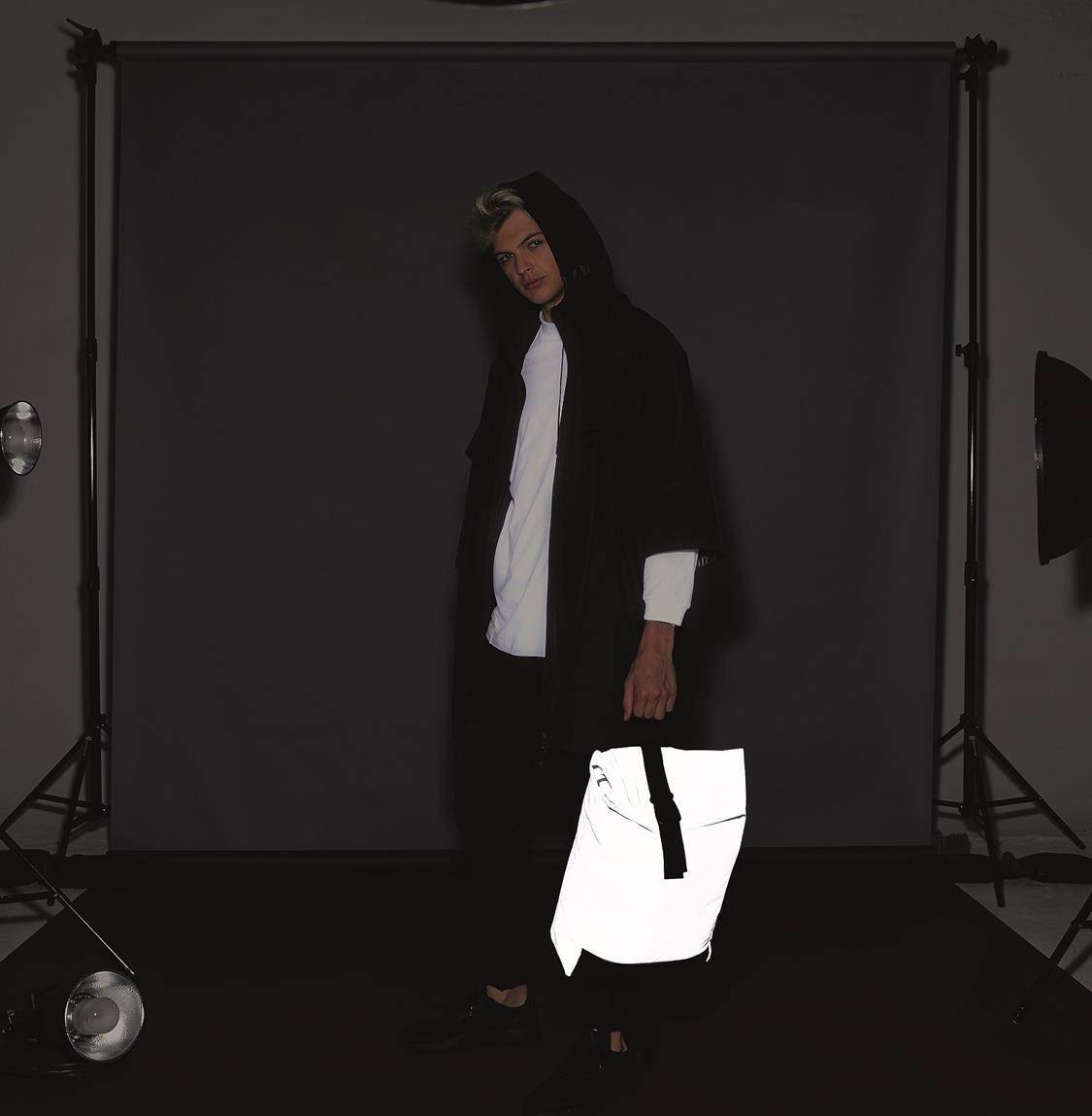 Plecak z efektem odblasku oraz z zawijanym zamknięciem