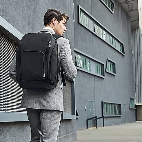 Plecak z kieszenią na duży laptop i komorą na powerbank