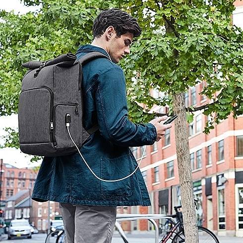 Plecak z kieszenią na laptopa i rolowanym zamknięciem