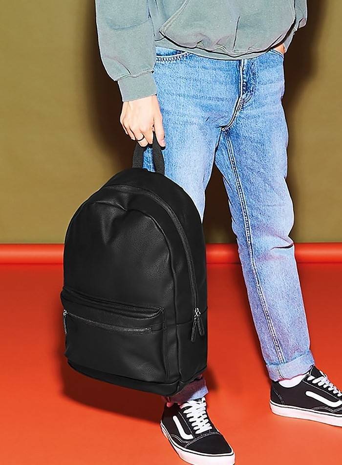 Plecak z materiału przypominającego skórę