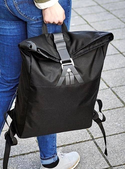 Plecak z modną klamrą zamykającą i komorą na laptop