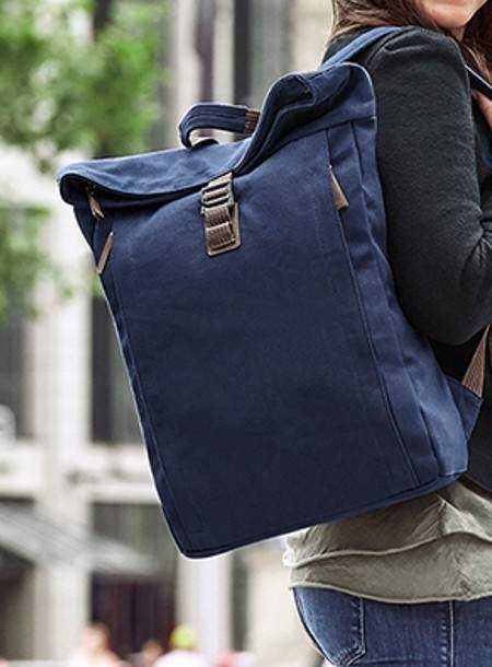 Plecak z rolowanym zamknięciem i nowoczesną kieszenią przednią