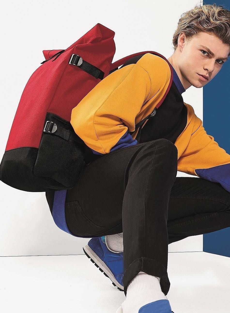 Plecak z rolowanym zapięciem i bocznymi kieszeniami