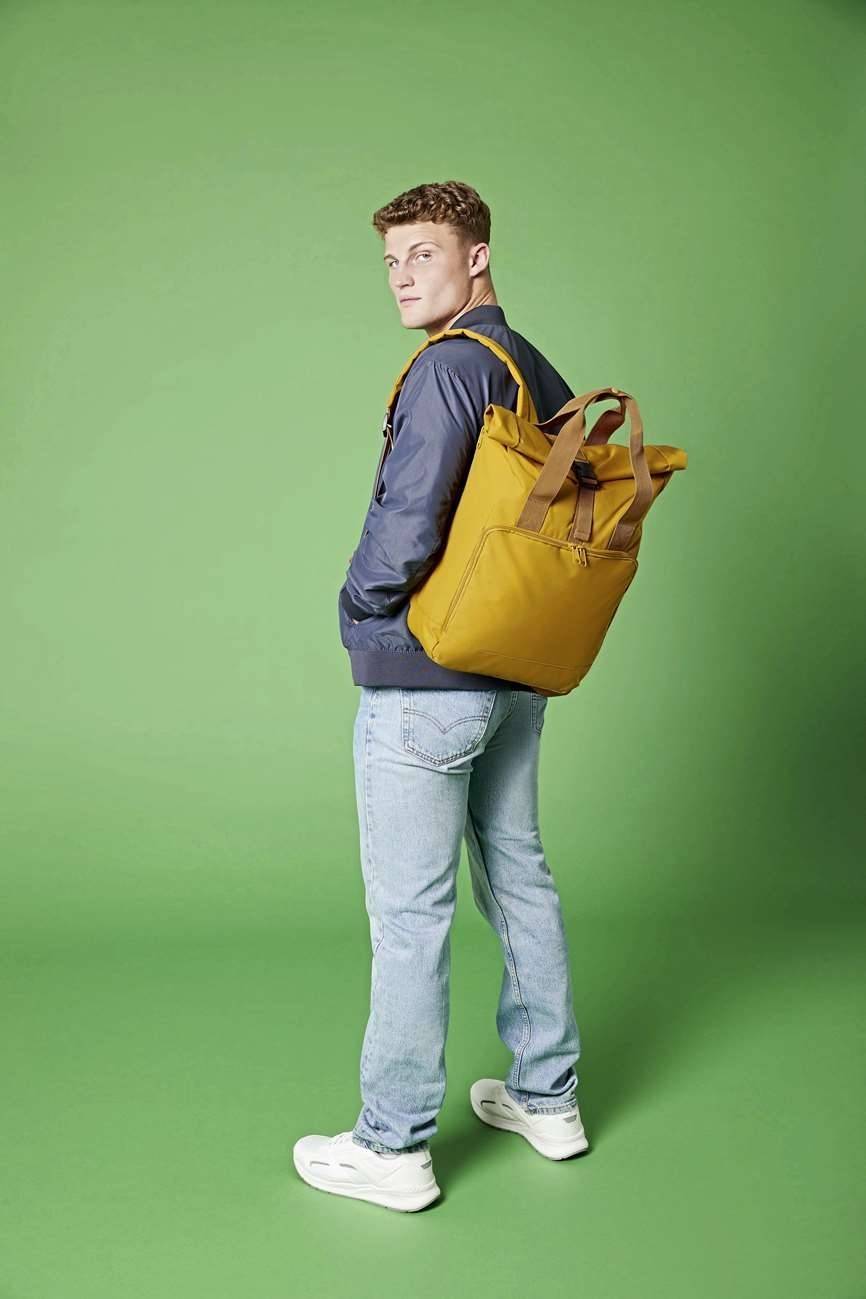 Plecak z rolowanym zapięciem i kieszenią na butelkę, materiał z recyklingu