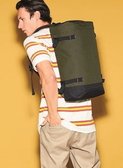 Pojemny plecak z bocznymi ściągaczami i kieszenią na laptop